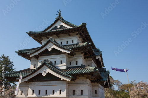 天守が青空に映える　弘前城 © Kozue Inada