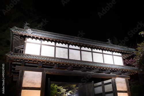 弘前城へ続く門 © Kozue Inada