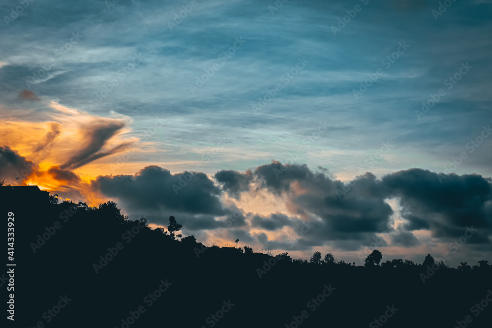 Naklejka premium sunset in the clouds