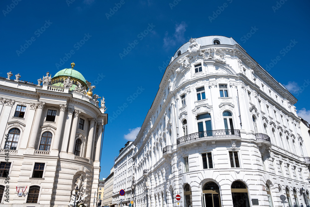 Obraz premium Beautiful renovated old buildings seen in the heart of Vienna, Austria