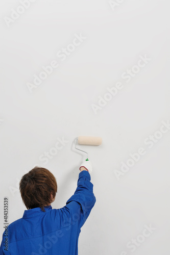 壁を塗る職人