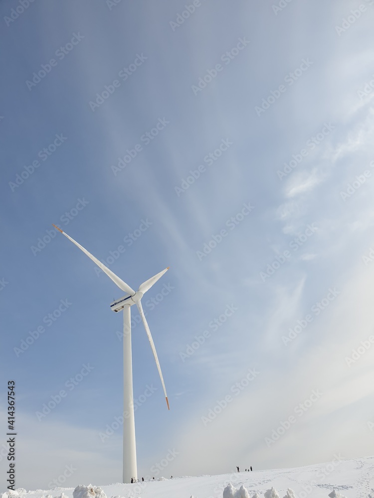 a hill covered with blue sky and white snow