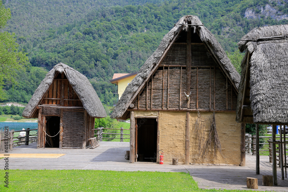 Pfahlbauten am Ledrosee, Palafitte di Ledro, Molina di Ledro, Trentino, Italien, Europa Pfahlbauten am Ledrosee, Palafitte di Ledro, Molina di Ledro, Trentino, Italien, Europa