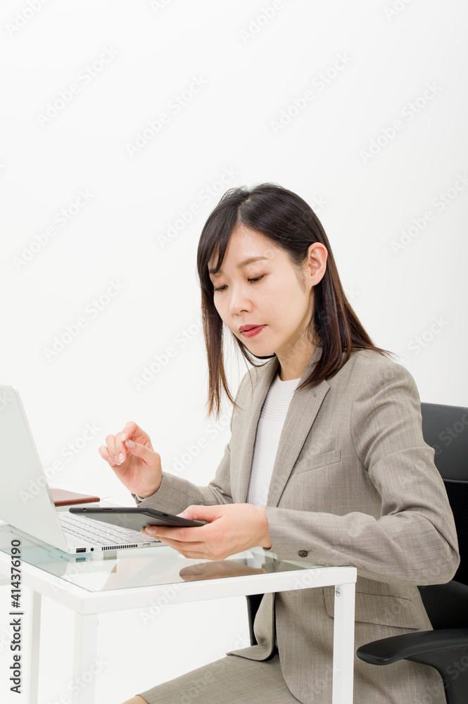 オフィスでPCを使って仕事をする女性 オフィスでPCを使って仕事をする女性