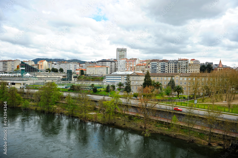 Vista panorámica de Ourense desde Ponte Vella, Galicia, España