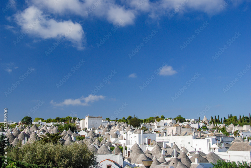 世界遺産アルベロベッロのトゥルッリの屋根と青空 StockFoto Adobe Stock