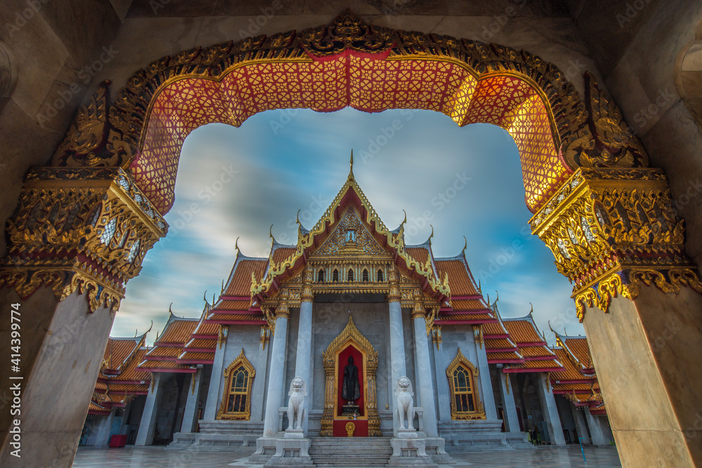 Naklejka premium Wat Benchamabophit Dusitwanaram Ratchaworawihan (Marble Temple), Bangkok, Thailand : The temple in the morning is beautiful.