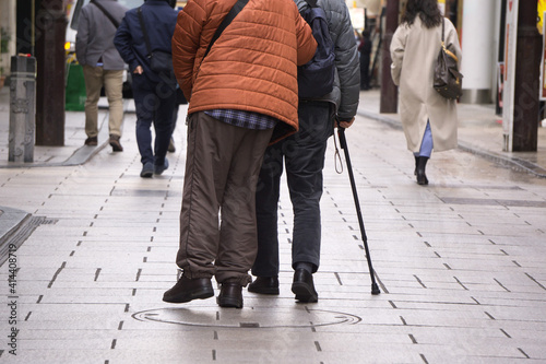 片足が不自由の障害者　歩道歩き