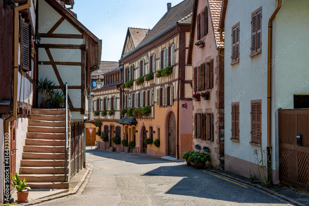 Romantische Häuser an der elsässischen Weinstraße