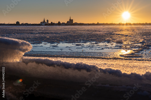 Stadtsilhouette von Stralsund im Sonnenuntergang und zugefrorenem Strelasund