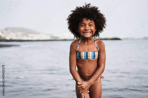 Photography Young african girl smiling on camera at the beach - Focus on face