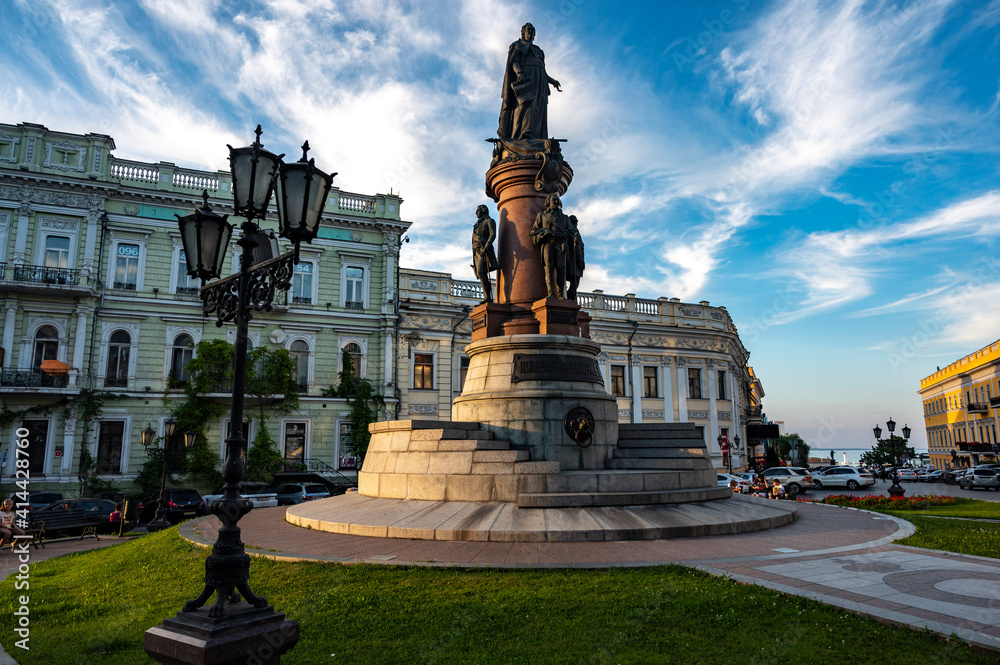 Obraz premium old city landscape with monument old buildings and seaside and clouds in daylight 