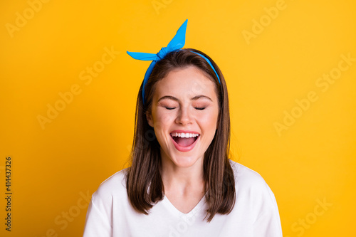 Fotografia Photo of crazy funny girl close eyes laugh wear blue headband white t-shirt isol
