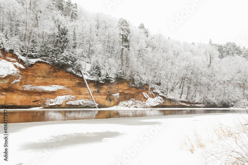 Fotografie Velnalas klintis un Velna ala Devil’s rock and Devil’s cave Sigulda Latvia winte