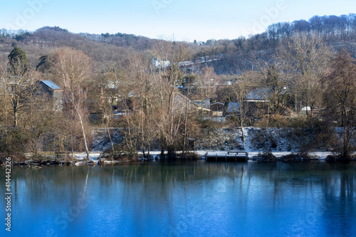 Un lac et de la neige