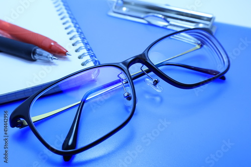 ビジネスイメージ 眼鏡 ブルーのバインダー メモ帳 ペン