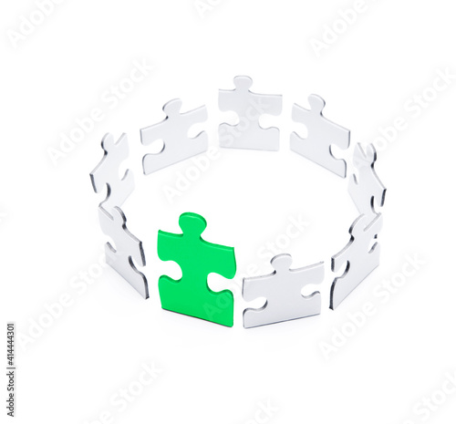 Puzzleteile in einem Kreis angeordnet