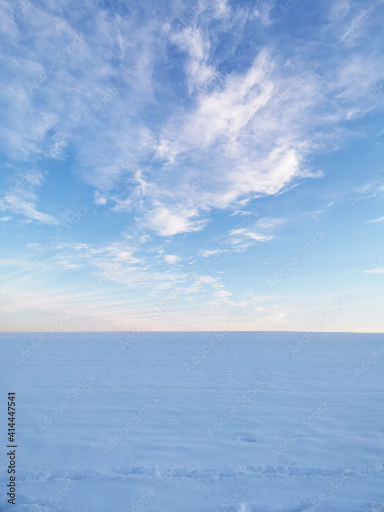 Ein verschneites Feld im Winter - Himmel und Horizont in der Nachmittagssonne