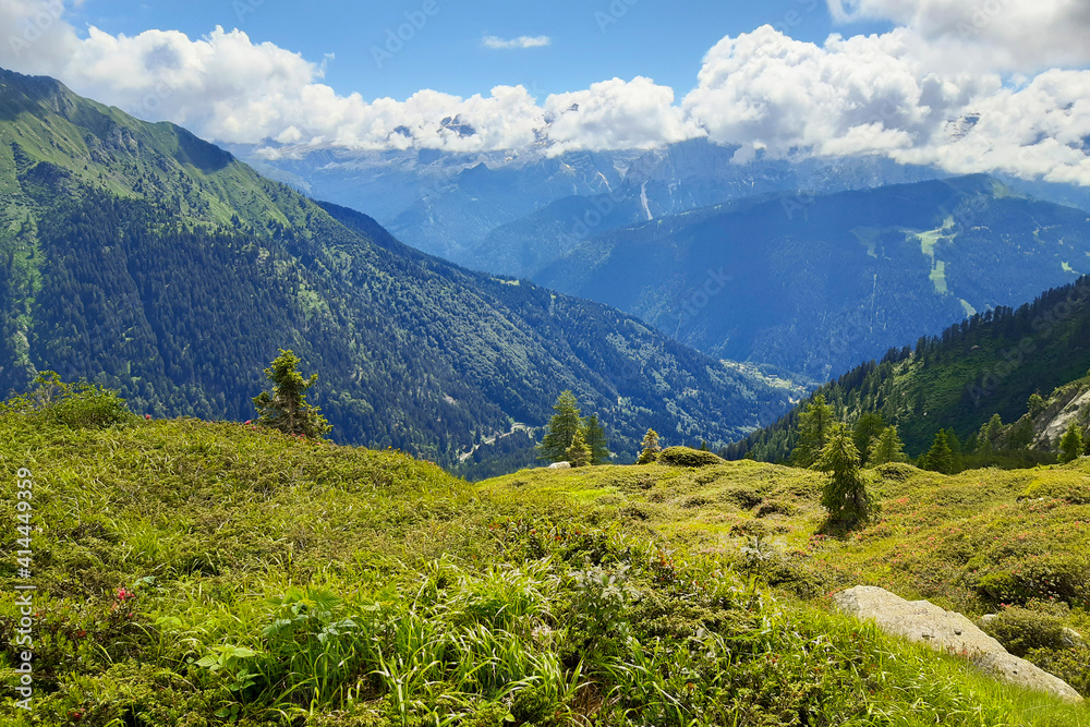 Bellissimo panorama delle montagne dal sentiero che porta al rifugio segantini nella val Nambrone in Trentino, viaggi e paesaggi in Italia