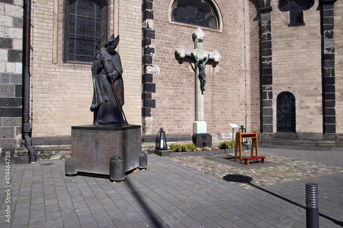 Photos kruzifix und statue am quirinusmünster