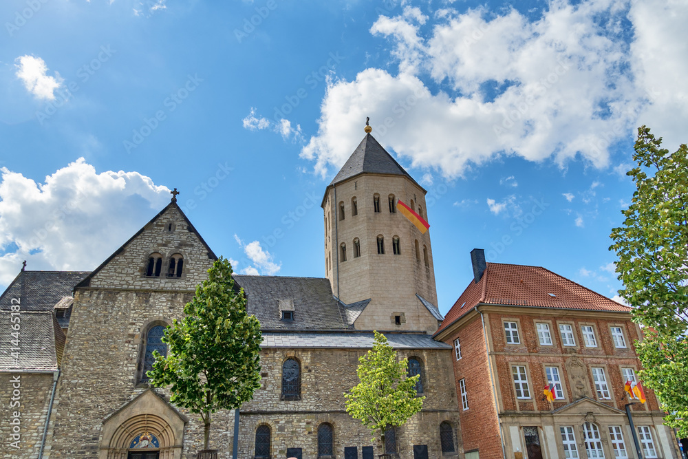 Obraz premium Gaukirche St. Ulrich und Bürgerhaus am Marktplatz in Paderborn, Nordrhein-Westfalen