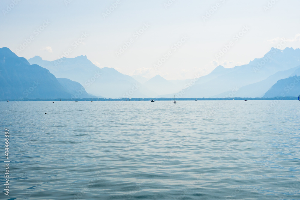 lac léman et les Alpes