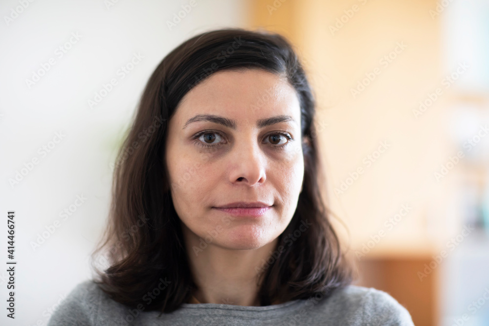 Frau mittelalt mit offenen langen Haaren Portrait Frau mittelalt mit offenen langen Haaren Portrait