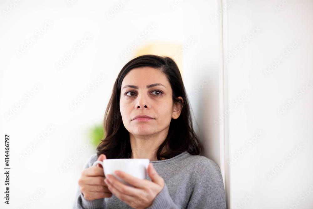 Frau mittelalt mit offenen langen Haaren Portrait Frau mittelalt mit offenen langen Haaren Portrait