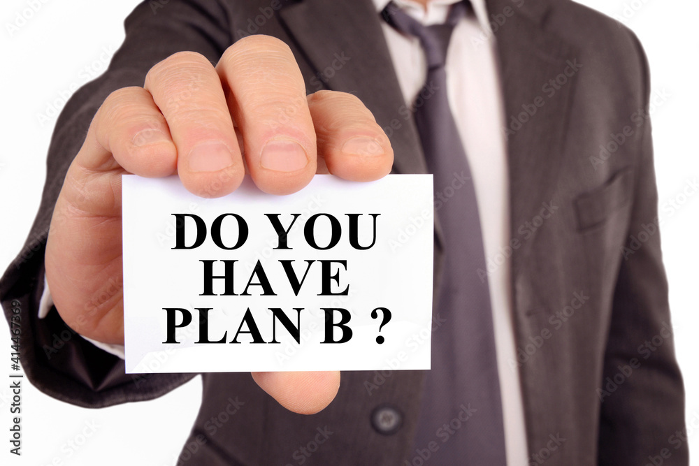 Homme tenant une carte sur laquelle est écrit avez-vous un plan B en anglais Homme tenant une carte sur laquelle est écrit avez-vous un plan B en anglais