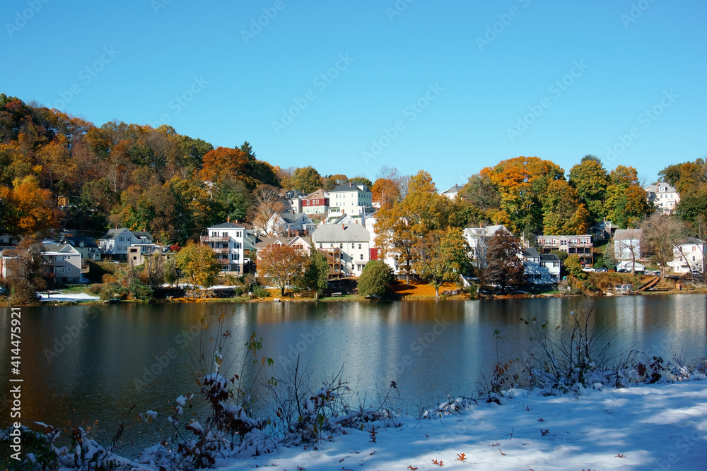 Fototapeta premium Waterfront houses at Wachusett reservoir Clinton MA USA