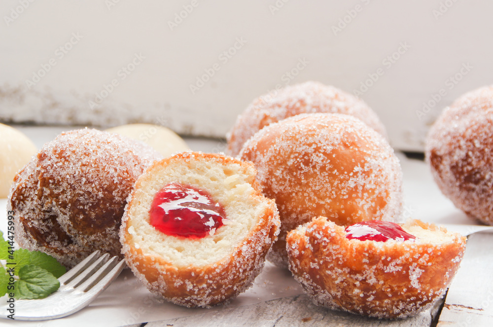 Krapfen Berliner Schmalzgebäck Pfannkuchen Omas Rezept hausgemacht mit Marmelade gefüllt