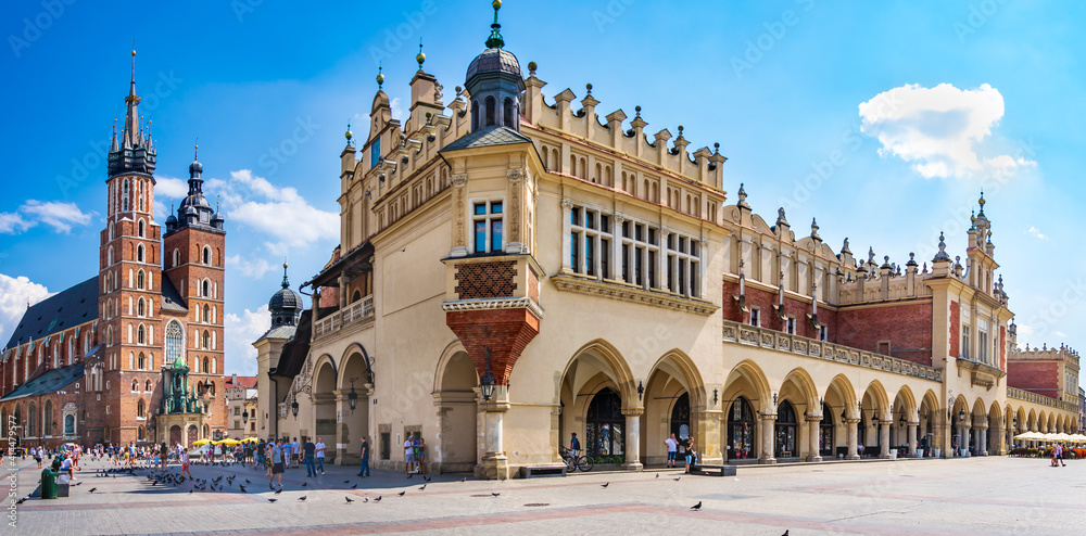 Obraz  St. Mary's Church and cloth hall in the Market Square in Krakow fototapeta, plakat