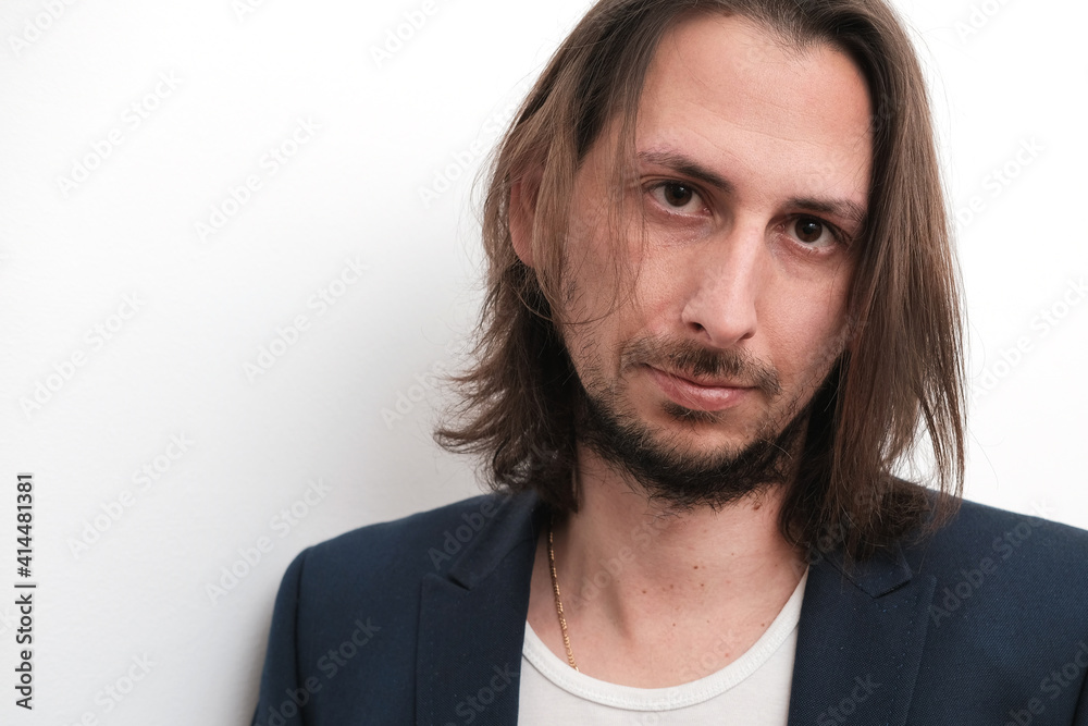Portrait von einem Mann mit langen Haaren und Sakko Portrait von einem Mann mit langen Haaren und Sakko