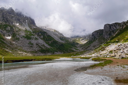 Fiume e bellissimo panorama dal sentiero che porta al rifugio segantini nella val Nambrone in Trentino, viaggi e paesaggi in Italia