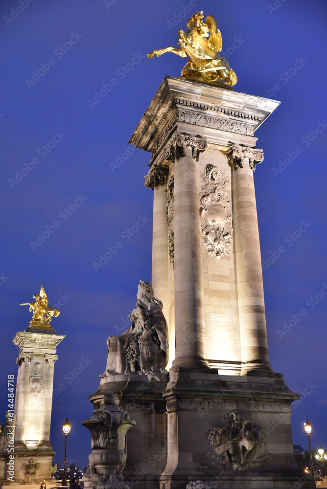 Colonnes du pont Alexandre III à Paris, France