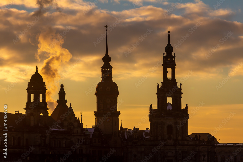 Romantische Ansicht von Dresden im Winter im Sonnenuntergang