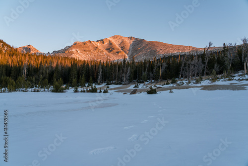 Canvas Print Footprints on Sandbeach Lake - Rocky Mountain National Park