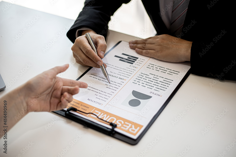 Female job seekers are presenting their information to job interviewers. The applicant presents her personal information. Female job seekers are presenting their information to job interviewers. The applicant presents her personal information.