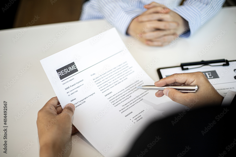 The manager is explaining information about the job position being hired to the job applicant. The manager is explaining information about the job position being hired to the job applicant.