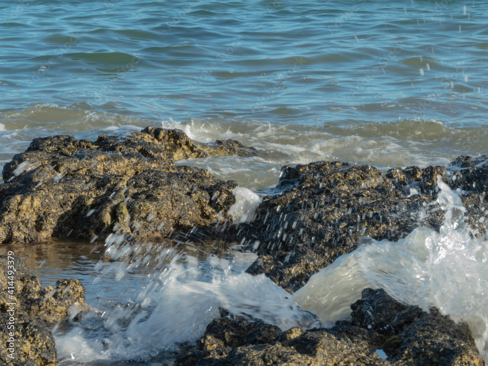 Obraz premium Piedras a la vista en la bajada del mar