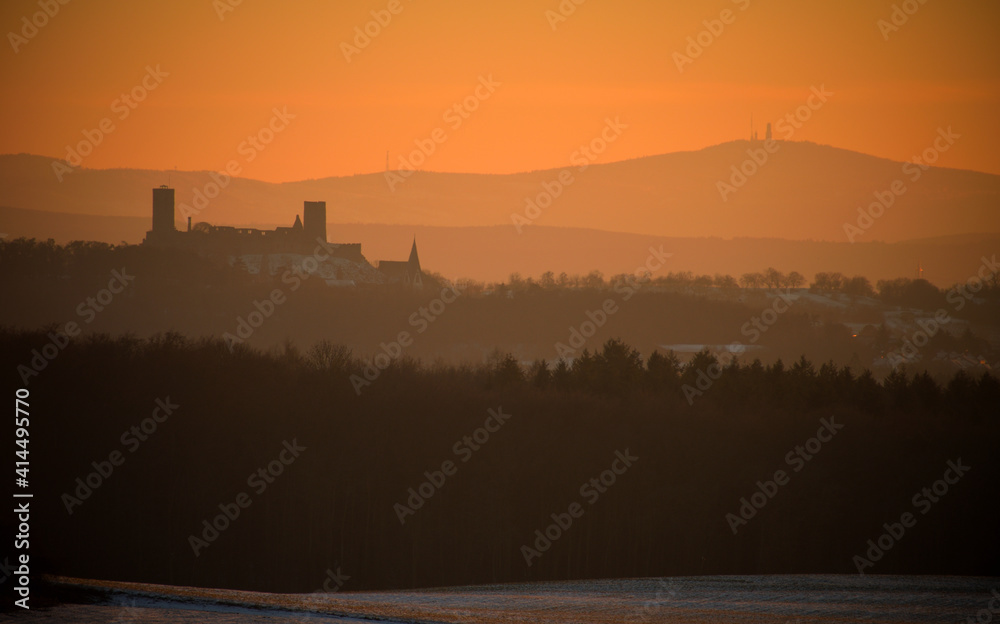 Sonnenuntergangsstimmung in der Wetterau mit Blick zur Burgruine Münzenburg und zum Großen Feldberg im Taunus