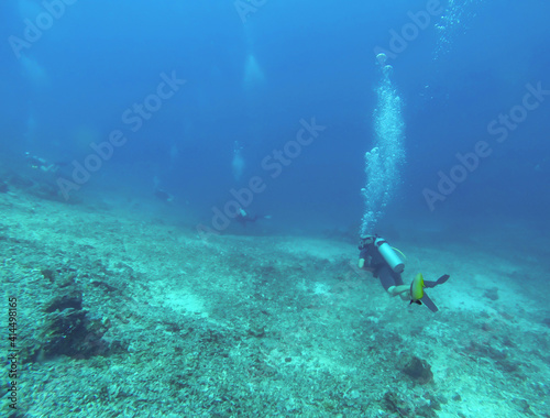 Plongeurs sous marin aux îles Gili, Indonésie