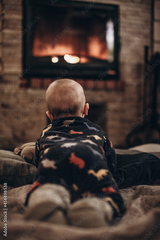 Fototapeta premium baby lies by the fireplace