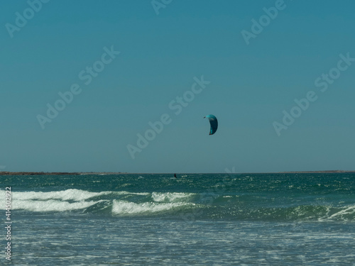 Kitesurf en la costa de las playas doradas, Sierra Grande, Rio Negro