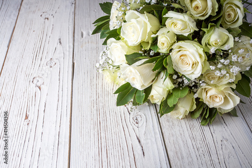 White roses on the wooden b...
