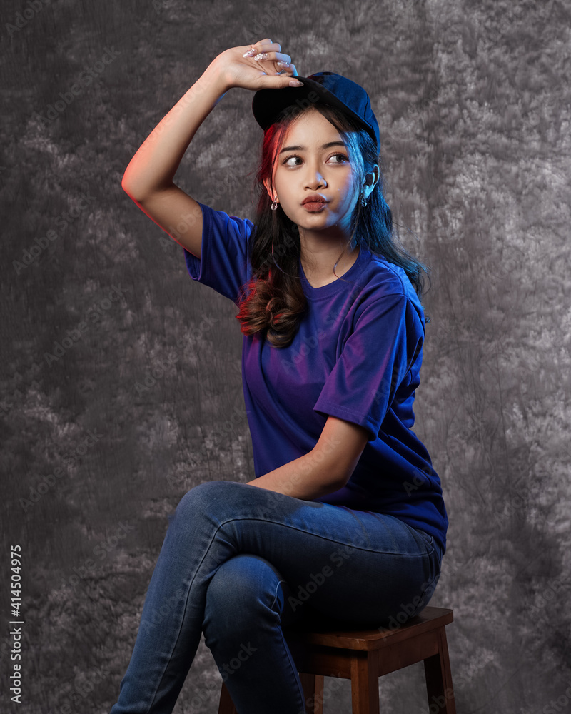 Model wear plain hat while stylish. Fashionable blank t-shirt and design mockup. Beautiful make-up model wear baseball cap with a long hairstyle posing in the studio background. Smiling sporty girl. Model wear plain hat while stylish. Fashionable blank t-shirt and design mockup. Beautiful make-up model wear baseball cap with a long hairstyle posing in the studio background. Smiling sporty girl.