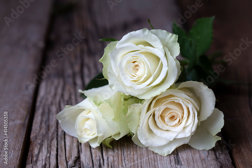 White roses on the wooden b...
