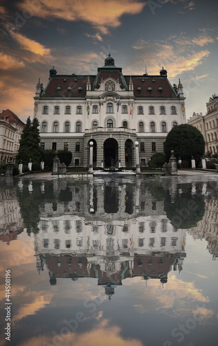 Obraz na płótnie A beautiful reflection of the old university building w salonie