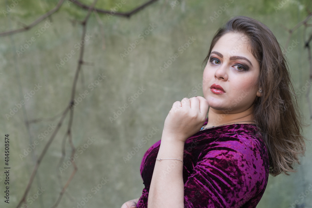Obraz premium Portuguese woman with long straight hair and purple dress