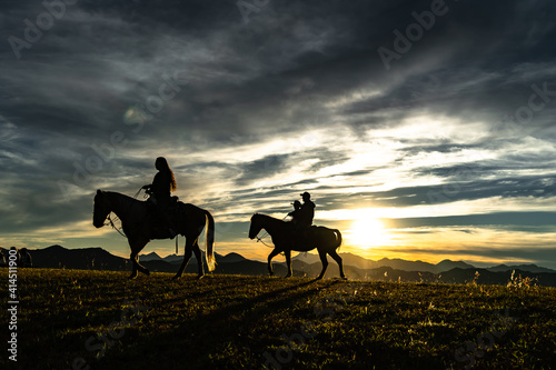 Atardecer en caballo en la Sierra Occidental de Jalisco. 